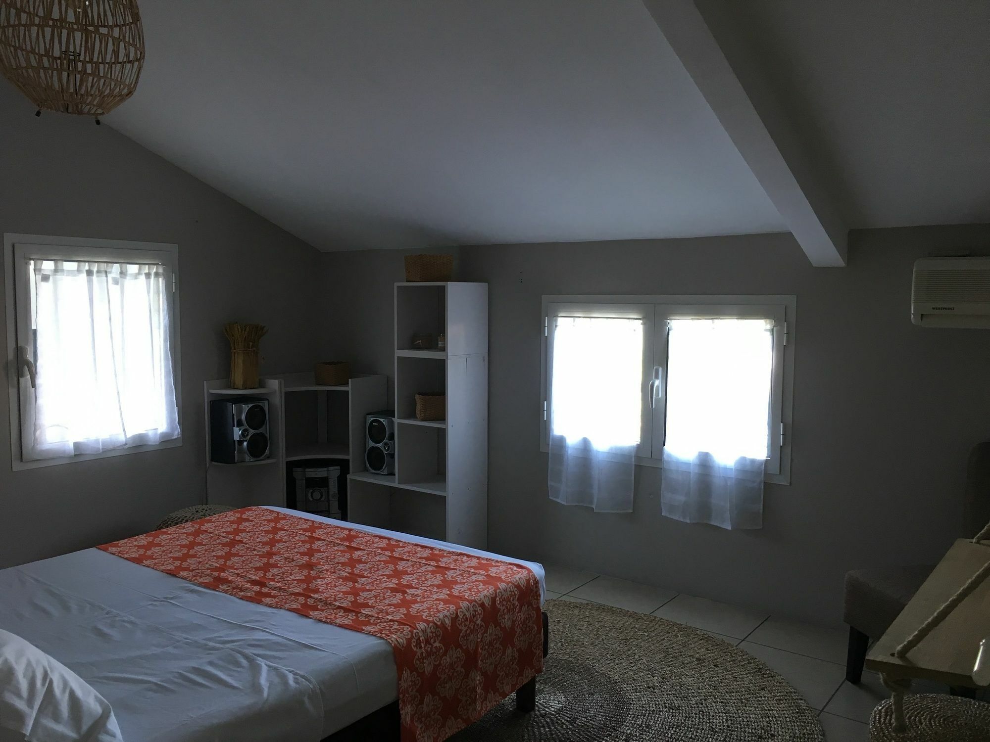 House With 5 Rooms In Etang Sale, With Wonderful Mountain View, Enclos Exteriér fotografie