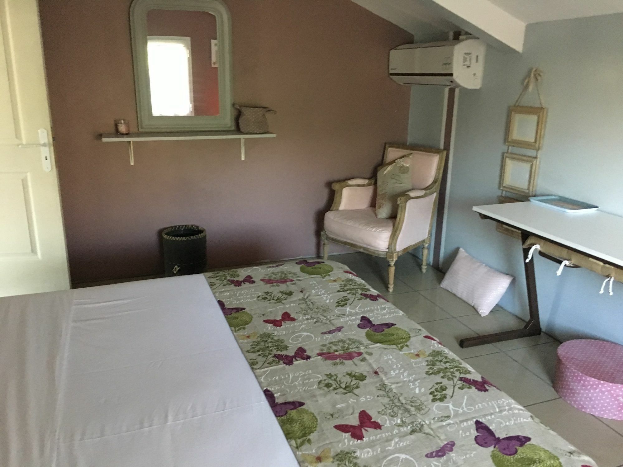 House With 5 Rooms In Etang Sale, With Wonderful Mountain View, Enclos Exteriér fotografie